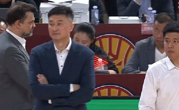 双方火爆冲突引发激烈对抗，裁判难以控制