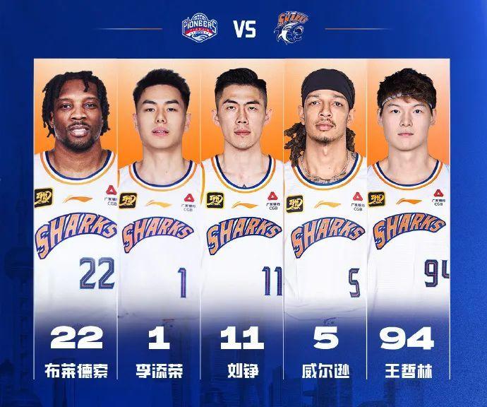 上海男篮在比赛中反击成功，战胜对手