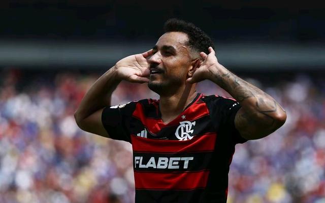 -强队对决，足球场上再掀激烈角逐风暴