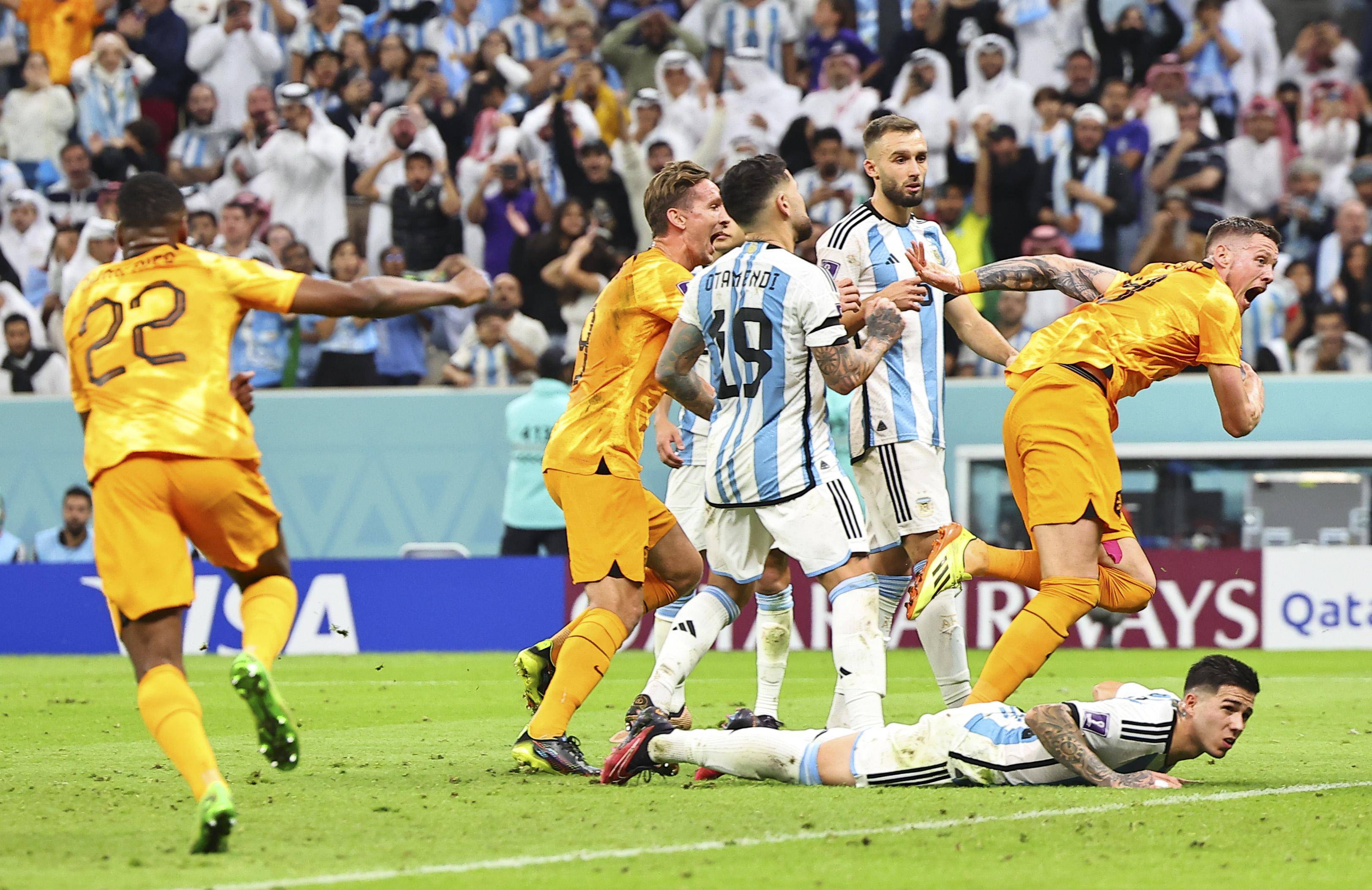 -关于荷兰队遭遇西班牙逆袭，遭遇困境的信息