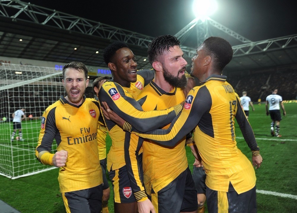 重赛争夺至关激烈,球场上的擂台之争 重赛争夺至关激烈,球场上的擂台之争