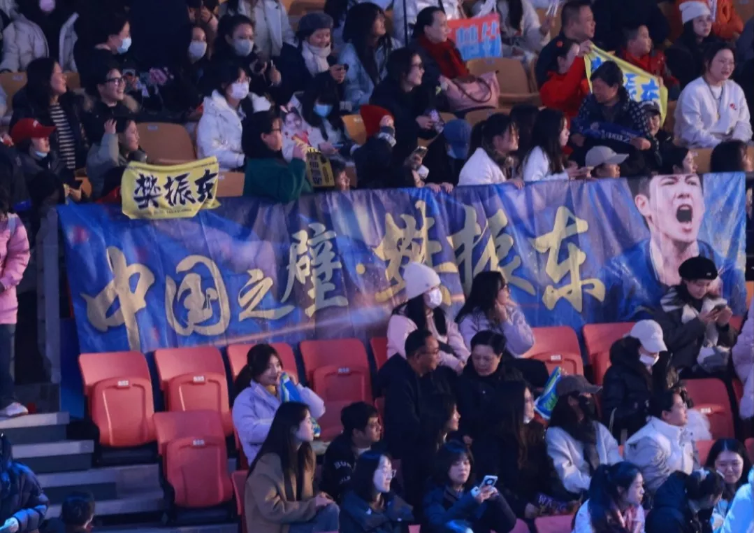 球迷们热切期待着一场激动人心的比赛！