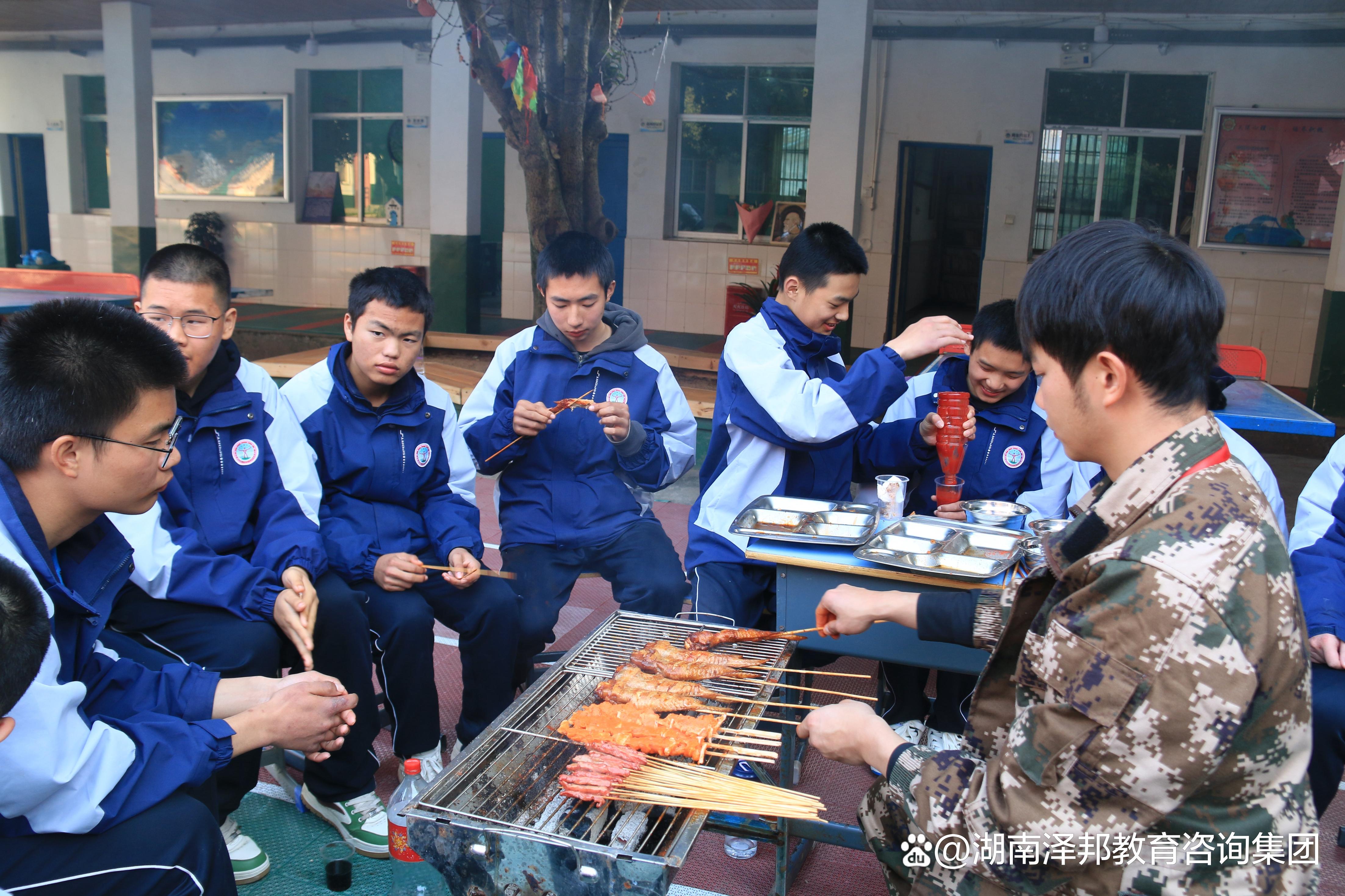 斯图加特队球员参观当地青训学校