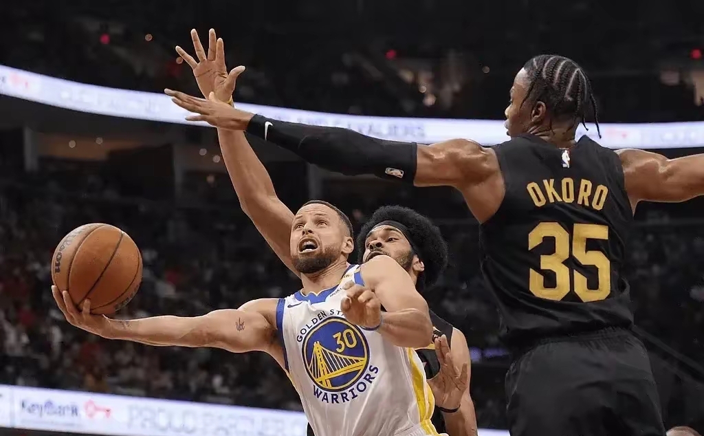 勇士队主场击败骑士队大胜险胜