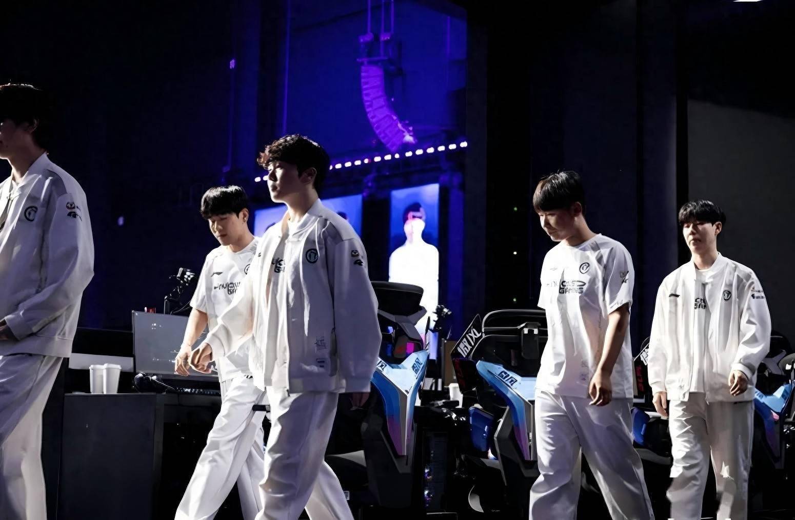 V5绝杀C9,Uzi打出惊人五杀激烈交锋全球总决赛,引爆全场热议 V5绝杀C9,Uzi打出惊人五杀激烈交锋全球总决赛,引爆全场热议