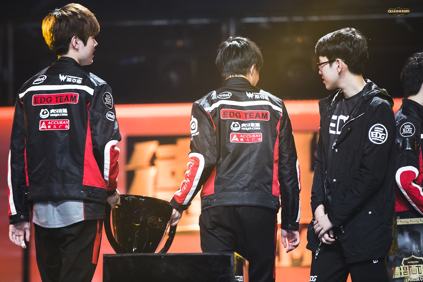 AG百家乐-EDG轻取BRO,Deft极限生还后反打顶尖较量入围赛,强势挺进下一轮的简单介绍