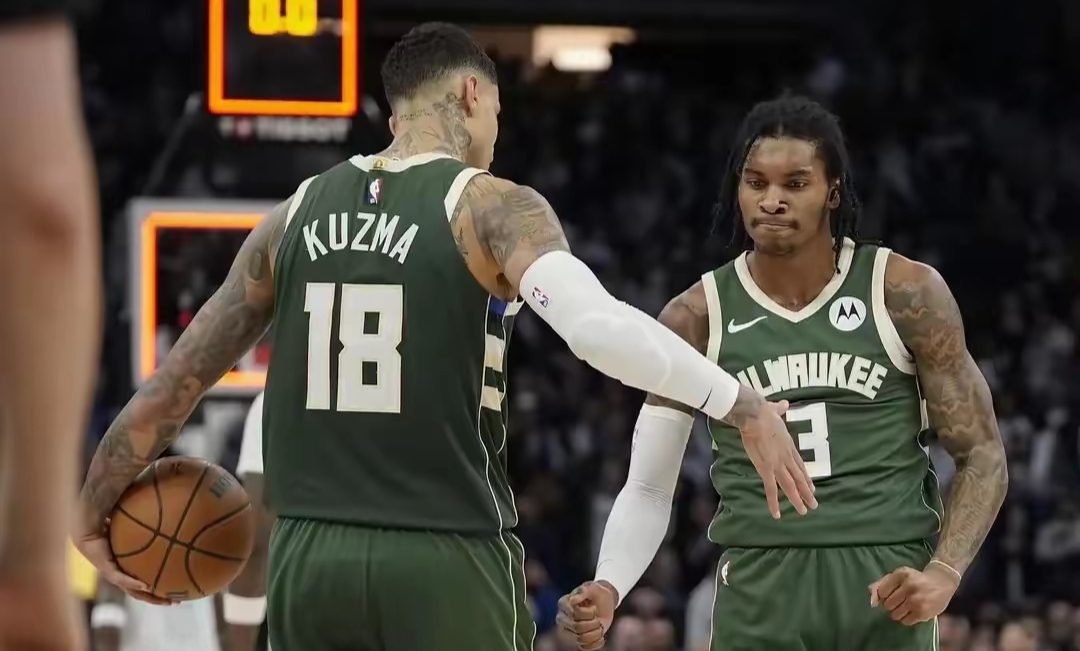 雄鹿队险胜步行者队，取得比赛优势