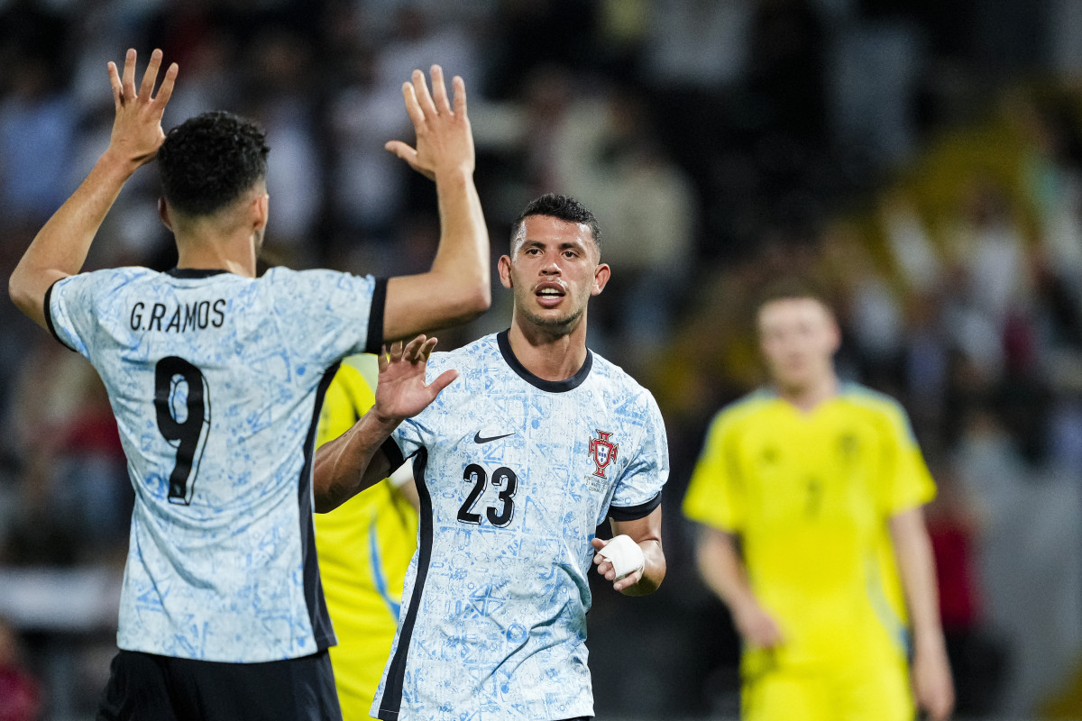 力挫对手，球队夺得胜利晋级半决赛