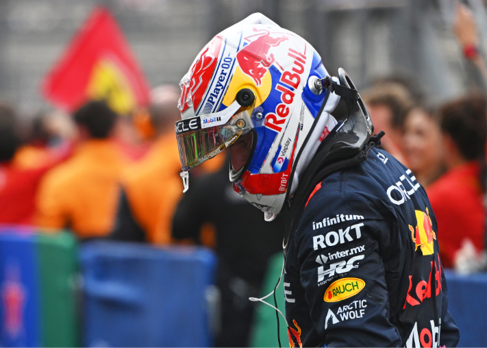 关于阿斯顿马丁逆转红牛车队，塞恩斯统治全场的信息