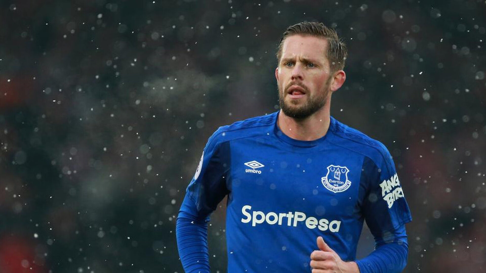 -防线上的杆位，当阿坎吉在F1街道赛之夜踩下油门