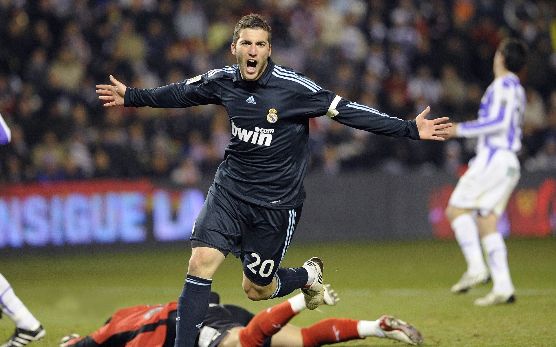 -悬崖边的怒吼，从温网心灵荆棘到蒙特卡洛红土奇迹