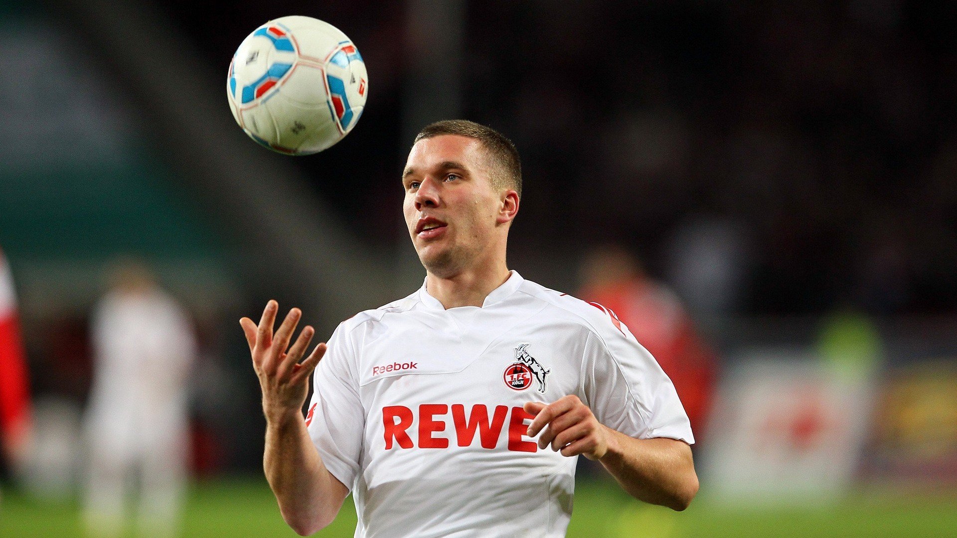 AG百家乐官方网站-绿茵场上的精密胜利，羽毛球场上的孤胆火焰